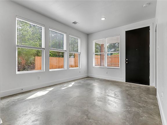 5th image of 211 Lynn Dr #101