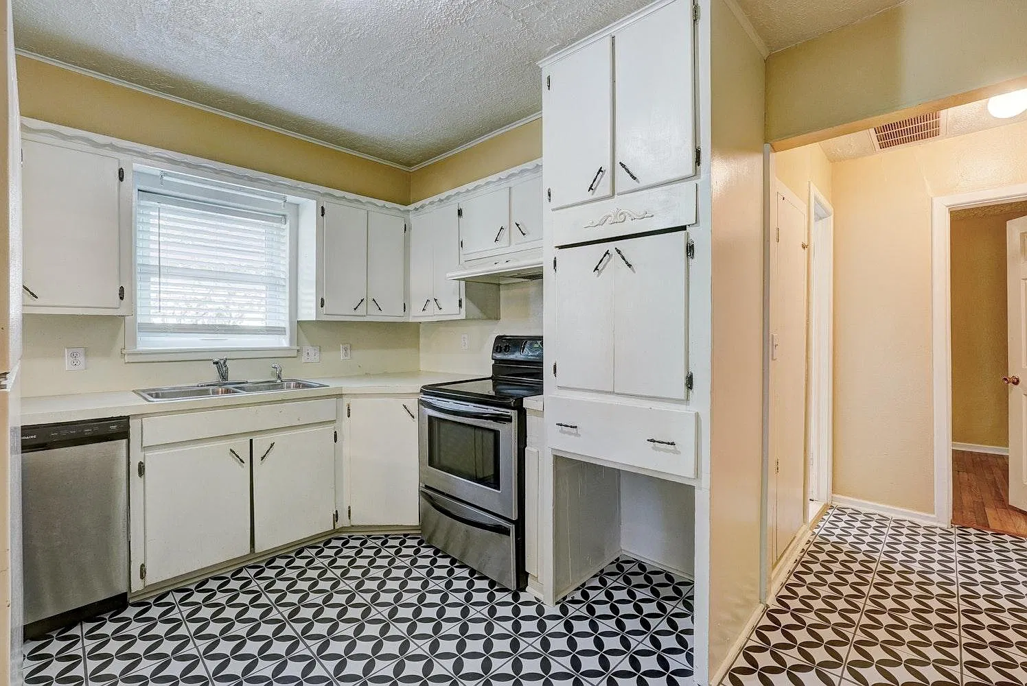 4 bed, 1892 sqft, $1,600 — Photo 4