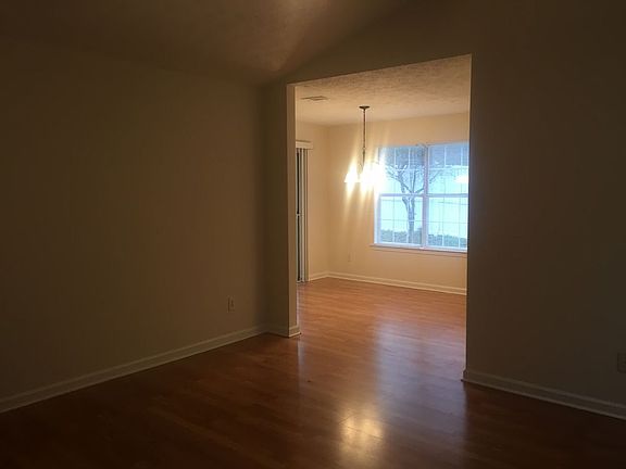 4th image of 470 Ashton Cir