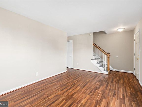 4th image of 310 Garfield Ct