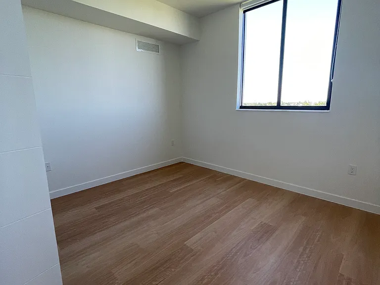 10823 Biscayne Blvd — Photo 6