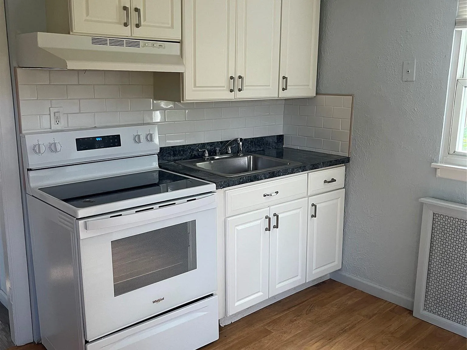 2 bed, 1.0 bath, 525 sqft, $1,900 — Photo 2