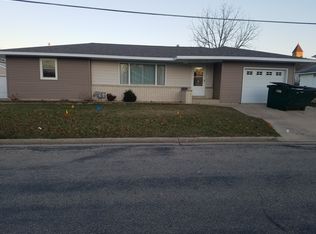 604 9th St, Grundy Center, IA 50638
