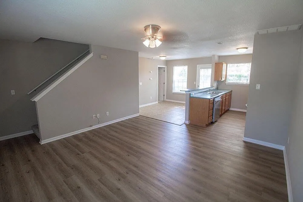 Waterloo Dr - 4516-... — Photo 2