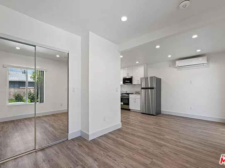 6229 Sylvia Ave — Photo 10
