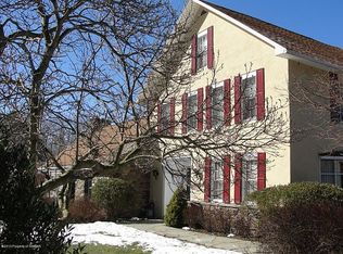 371 W Center Hill Rd, Dallas, PA 18612