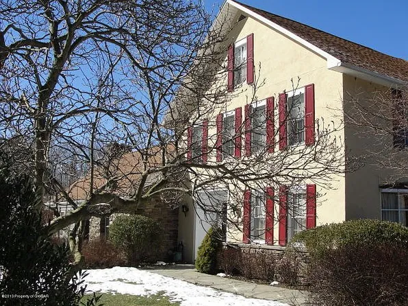 371 W Center Hill Rd, Dallas, PA 18612