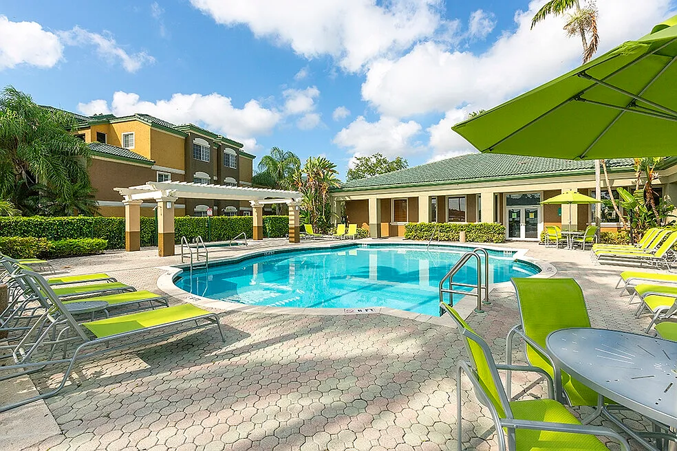Club Lake Pointe Apartments — Photo 2