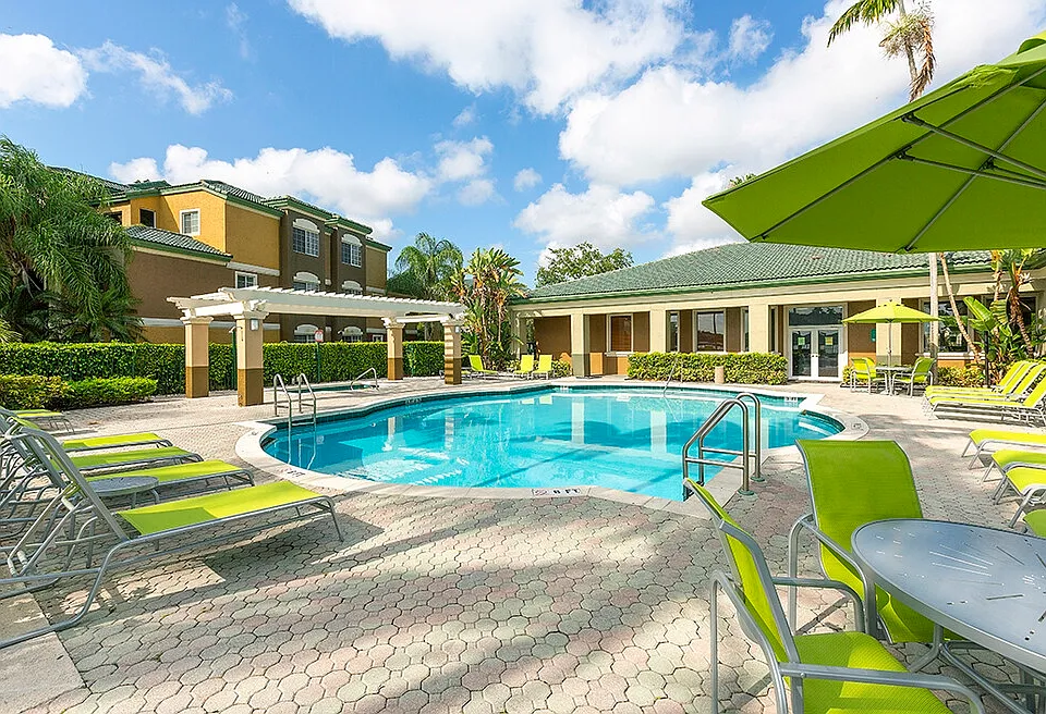 Club Lake Pointe Apartments