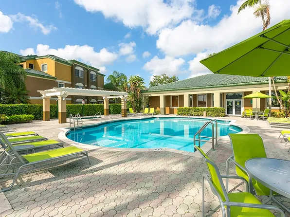 Club Lake Pointe Apartments