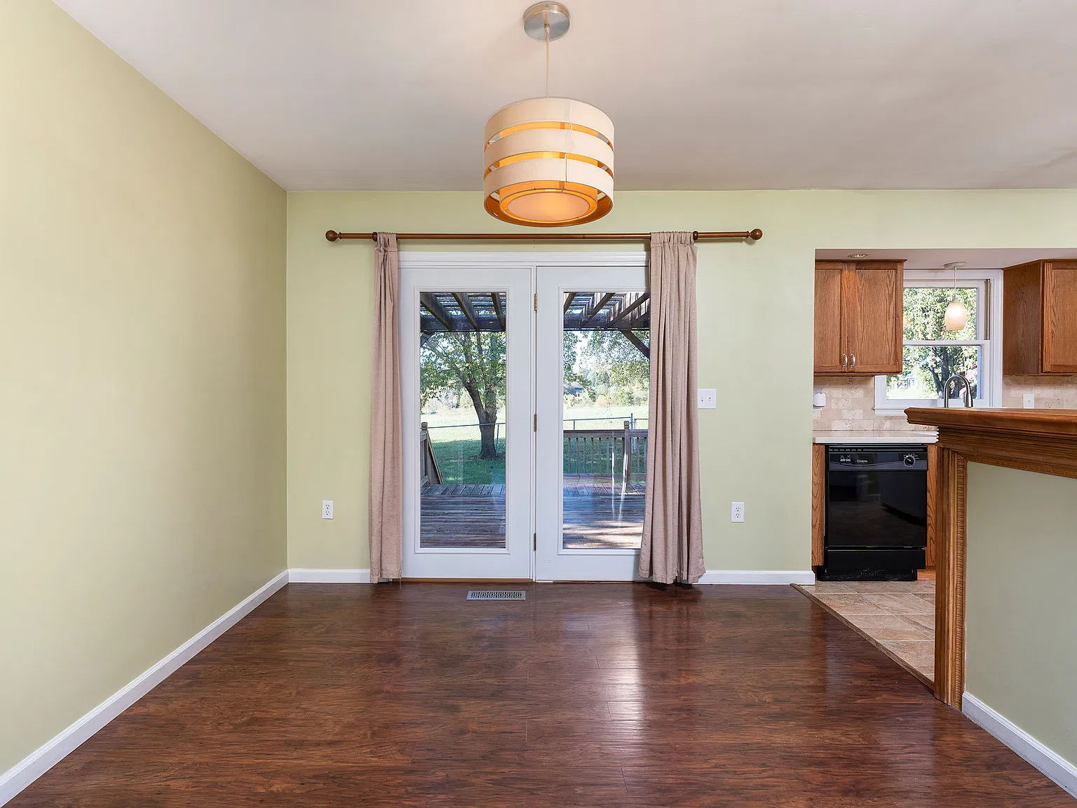 4 bed, 2.5 bath, 1605 sqft, $2,200 — Photo 2