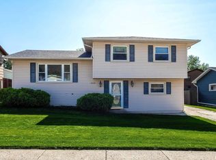 6015 Hillandale Rd, Davenport, IA 52806