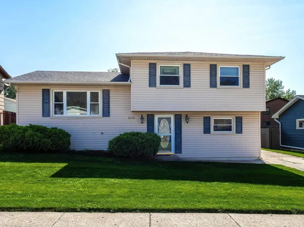 6015 Hillandale Rd, Davenport, IA 52806