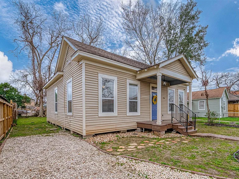1216 Campbell St — Photo 3
