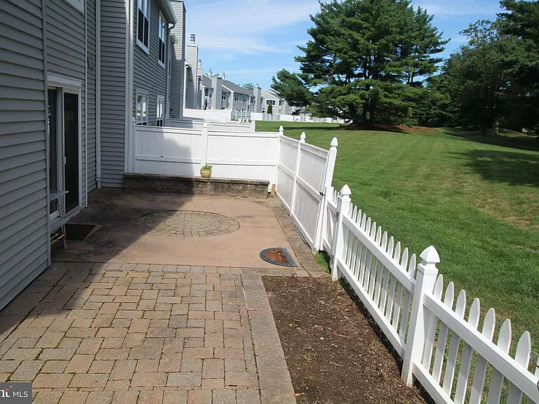 681A Rose Hollow Dr — Photo 32