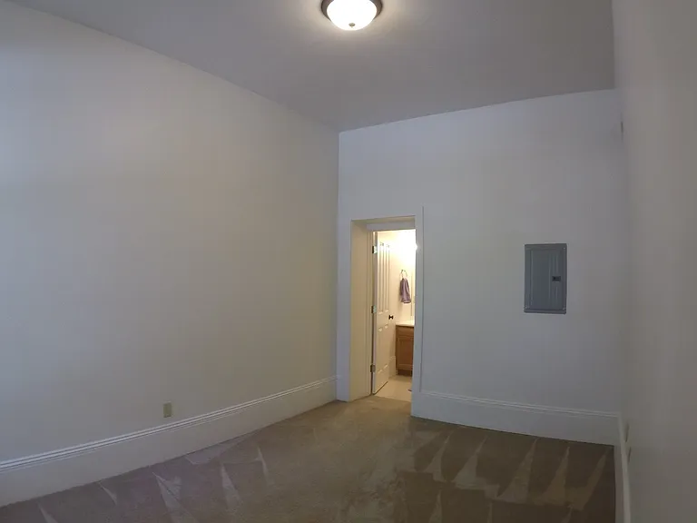 220 S 6th St (Maison de Ville) — Photo 9