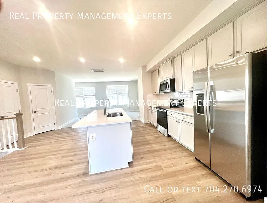 Beautiful 4BR/3.5BA Townhouse in Indian Trail! — Photo 4