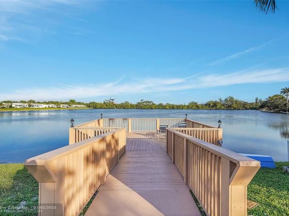 2403 Emerson Cir, Hollywood, FL 33021