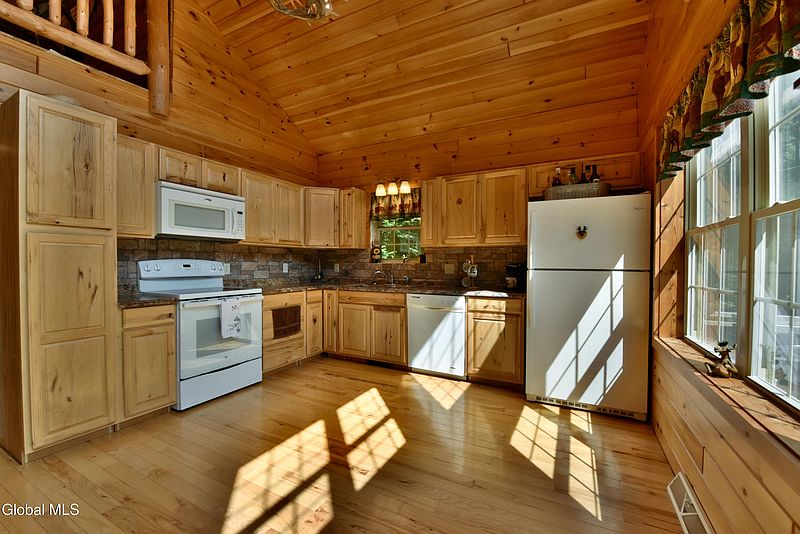 4th image of 34 Saratoga Avenue