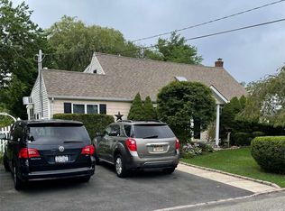 277 S 9th St, Lindenhurst, NY 11757