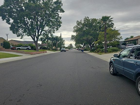 4th image of 832 W Flora St