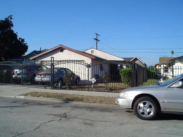 2nd image of 223 E 88th Pl