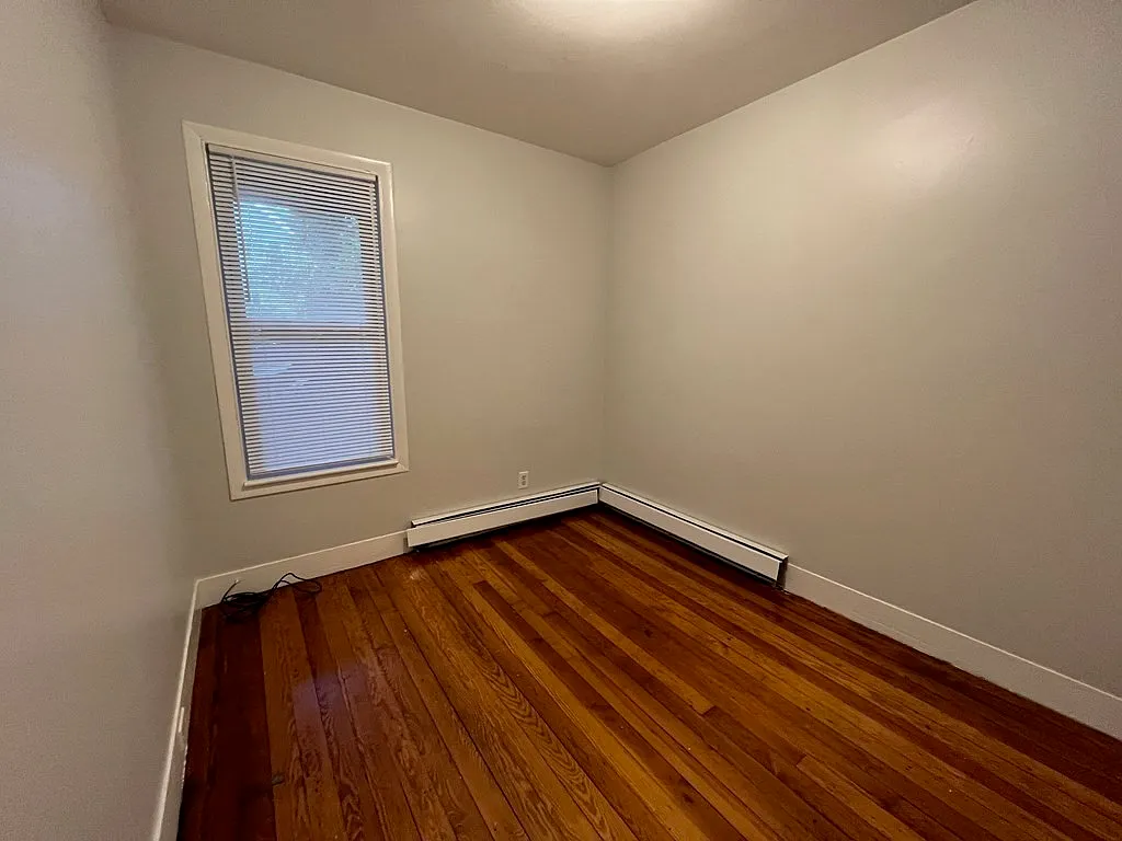 3 bed, 1.0 bath, 1200 sqft, $2,995 — Photo 2