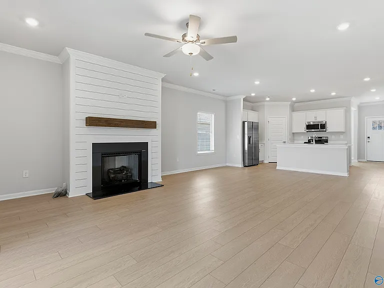 305 Pond Spring Dr — Photo 3