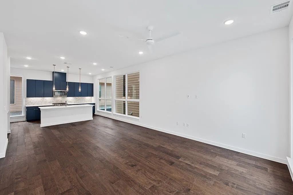 3 bed, 3.5 bath, 2116 sqft, $2,990 — Photo 3