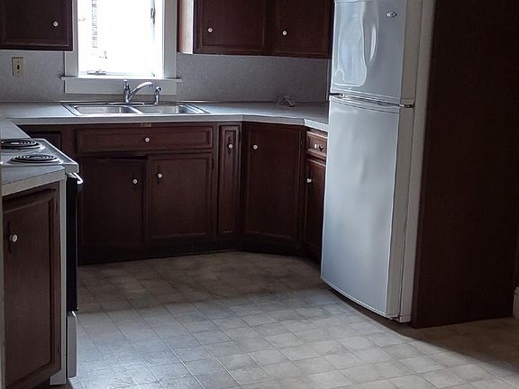 Kitchen (u-shaped counter and cupboard arrangement)