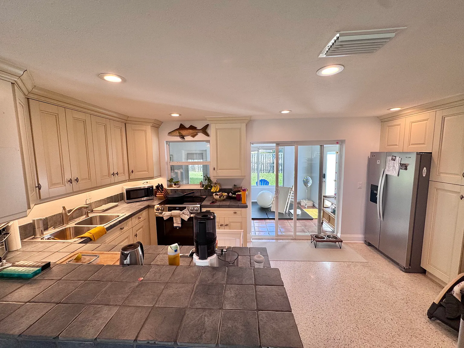 3 bed, 1850 sqft, $3,995 — Photo 3