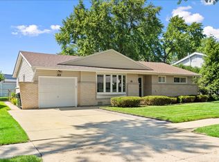 22 Forest Ln, Elk Grove Village, IL 60007