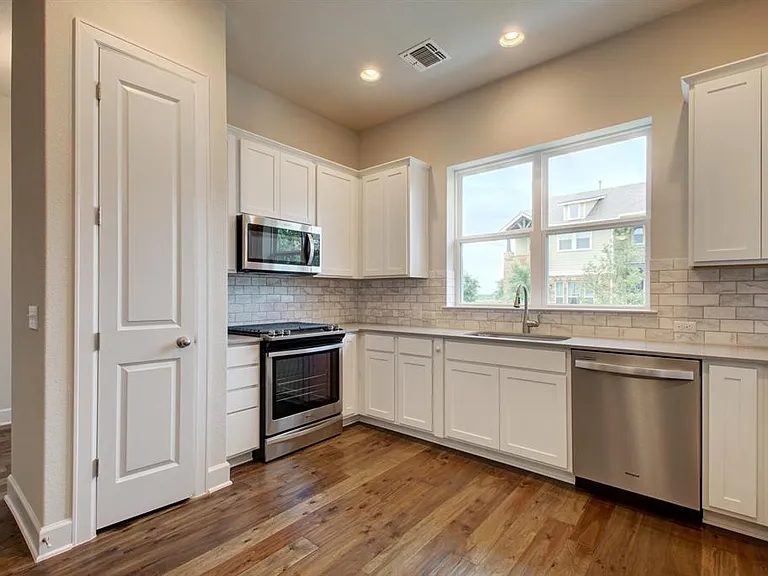 2910 Zach Scott St — Photo 6