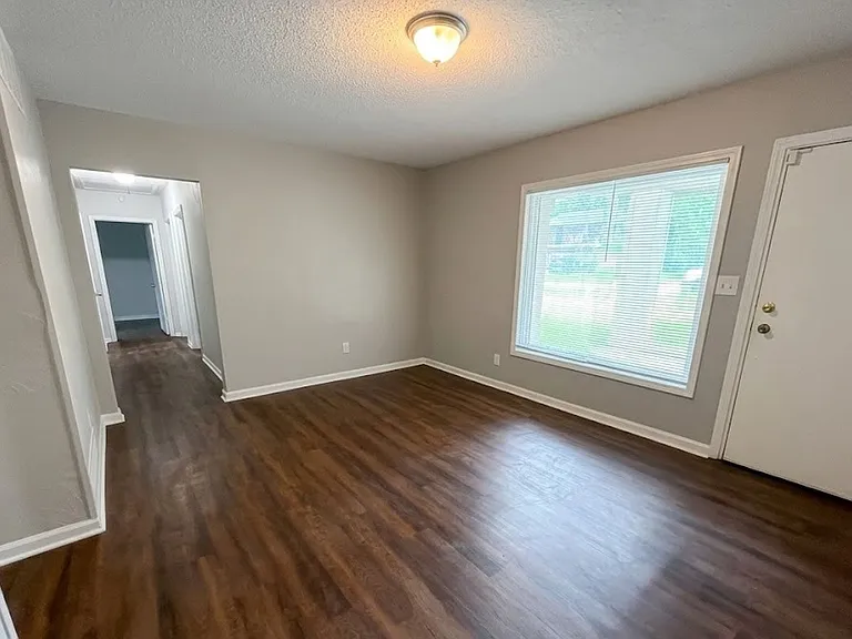 1502 Rolling Hills Dr — Photo 2