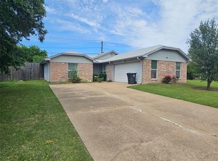 617 Red Coat Ln, Arlington, TX 76002