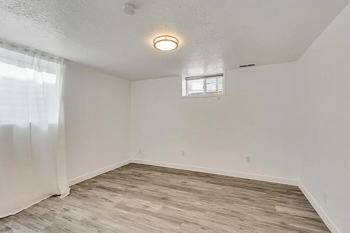 235 N 800 E — Photo 11