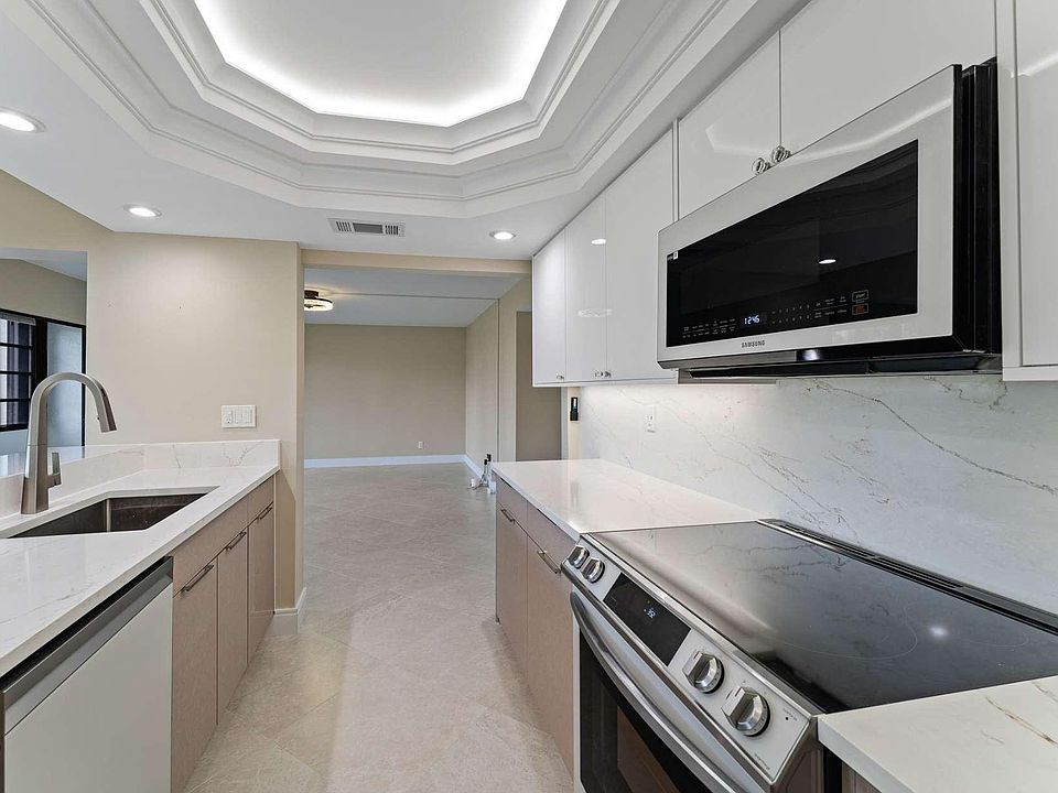 Modern Elegance: Fully Remodeled Kitchen with 'Bespoke' Appliances and Quartz Surfaces