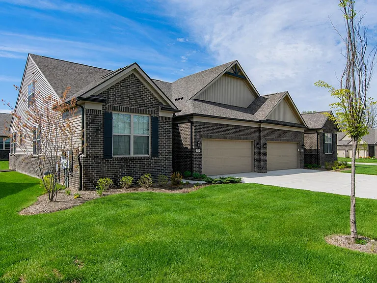 723 W Spaniel Dr — Photo 2