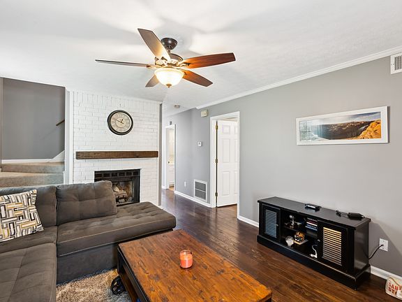 3rd image of 330 Deer Point Dr