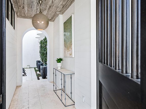 5th image of 32 Kings Castle Ct