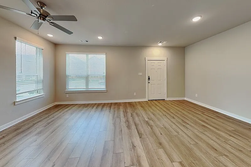 3 bed, 2.5 bath, 1731 sqft, $2,350 — Photo 2