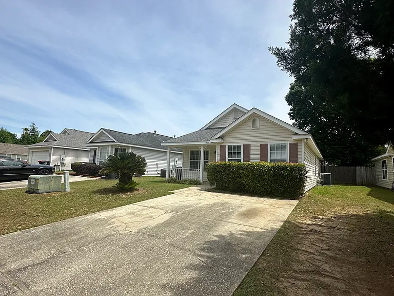 405 Belle Chase Ct S — Photo 2