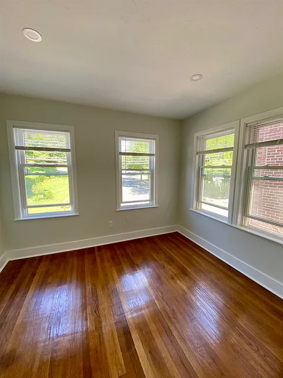 2 bed, 1.0 bath, 9999 sqft, $2,400 — Photo 4