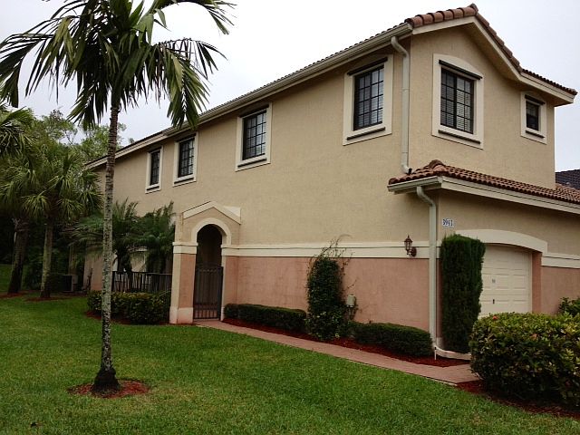 End Unit Townhouse Peaceful and Quiet - No Thru Traffic