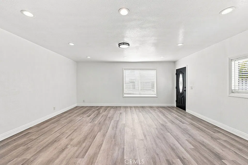 2 bed, 950 sqft, $3,000 — Photo 3