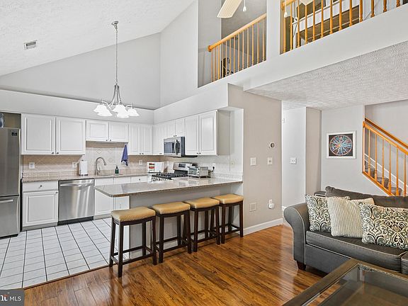 5th image of 623 Admiral Dr Unit 403