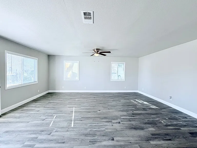 430 W Wilson Ave — Photo 3