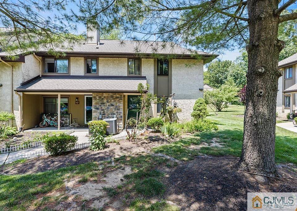 1st image of 63 Hampshire Dr