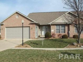 202 Hickory Ln, Pekin, IL 61554