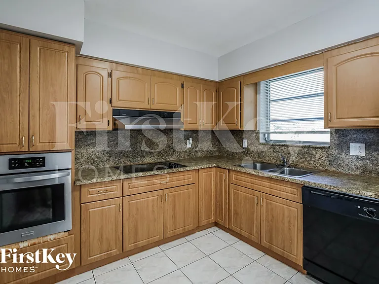 621 SW 69th Ter — Photo 6